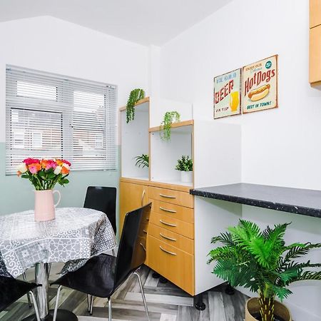 Harley House - Spacious Home With Free Netflix & Parking By Rocketbnb โคเวนทรี ภายนอก รูปภาพ