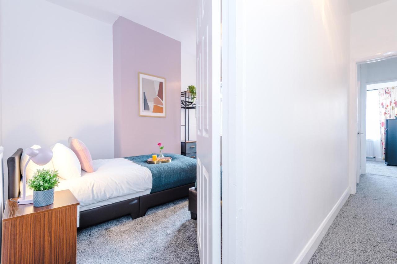 Harley House - Spacious Home With Free Netflix & Parking By Rocketbnb โคเวนทรี ภายนอก รูปภาพ
