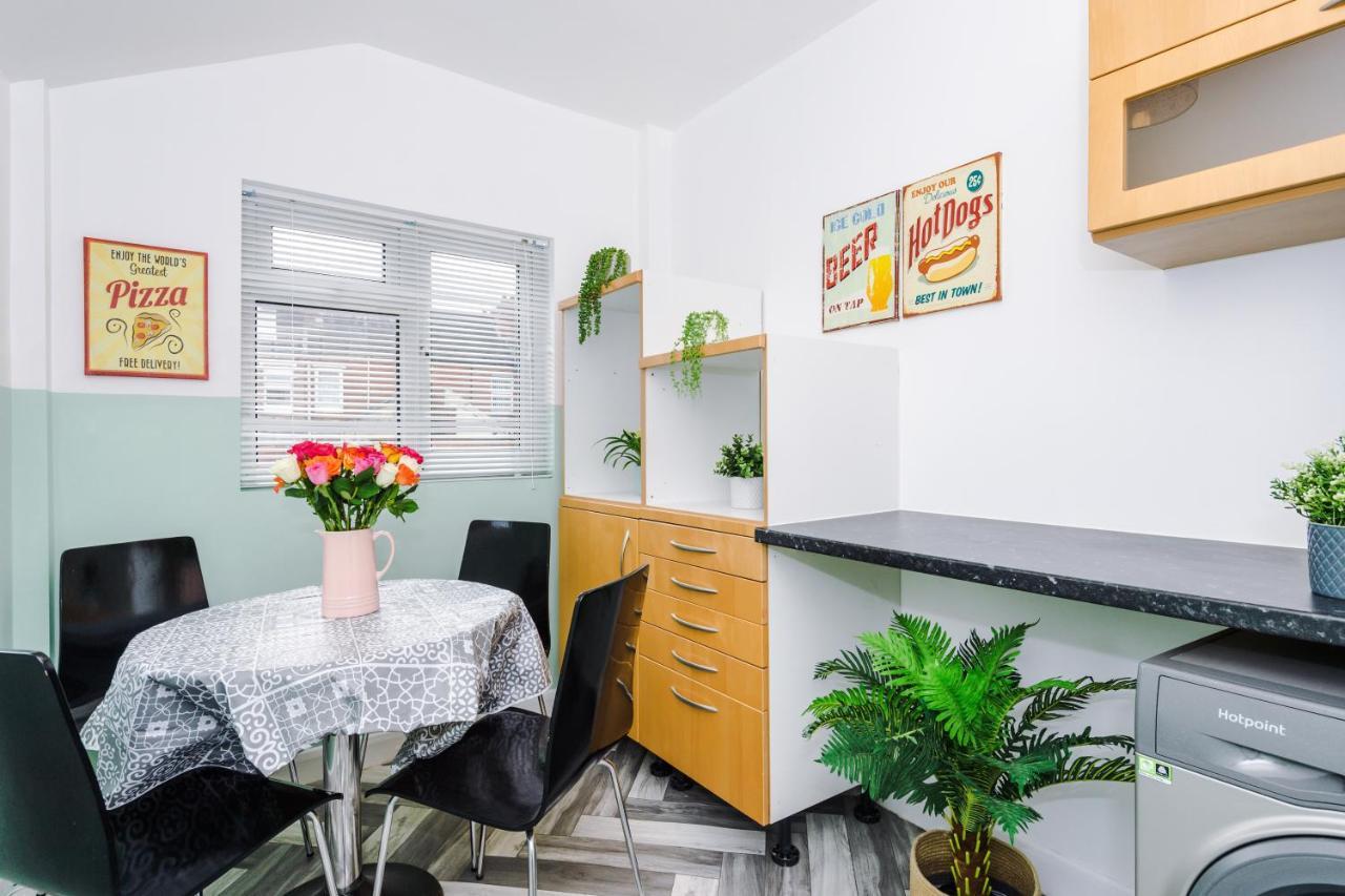 Harley House - Spacious Home With Free Netflix & Parking By Rocketbnb โคเวนทรี ภายนอก รูปภาพ