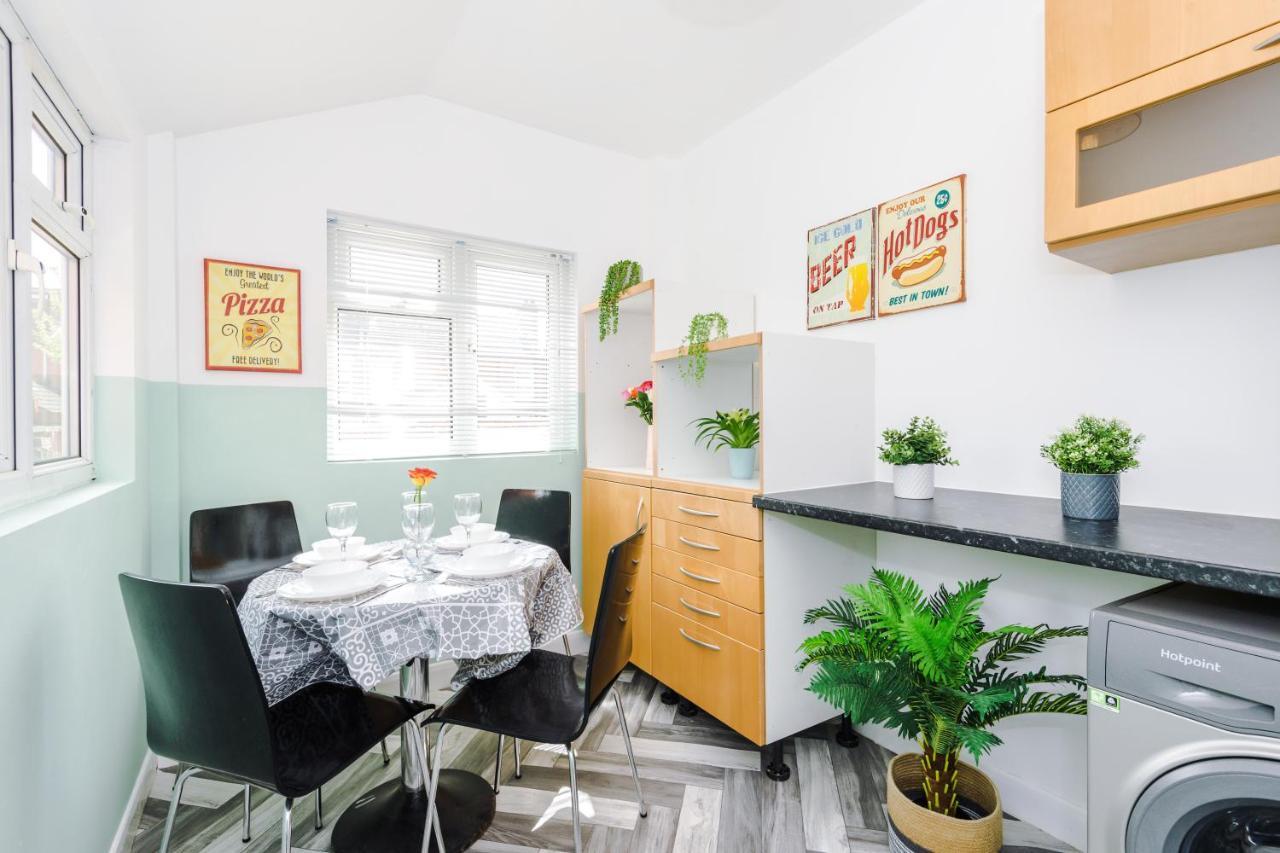 Harley House - Spacious Home With Free Netflix & Parking By Rocketbnb โคเวนทรี ภายนอก รูปภาพ