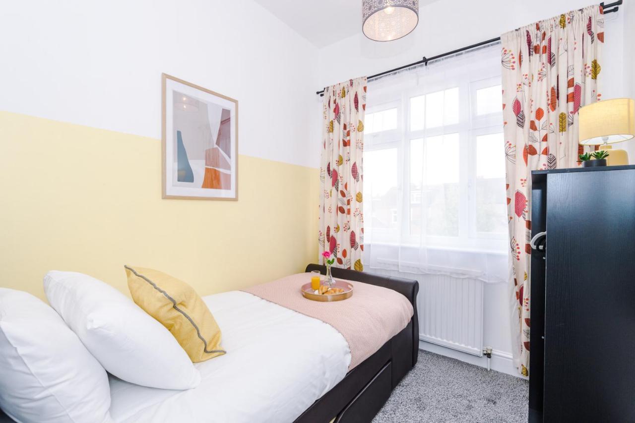 Harley House - Spacious Home With Free Netflix & Parking By Rocketbnb โคเวนทรี ภายนอก รูปภาพ