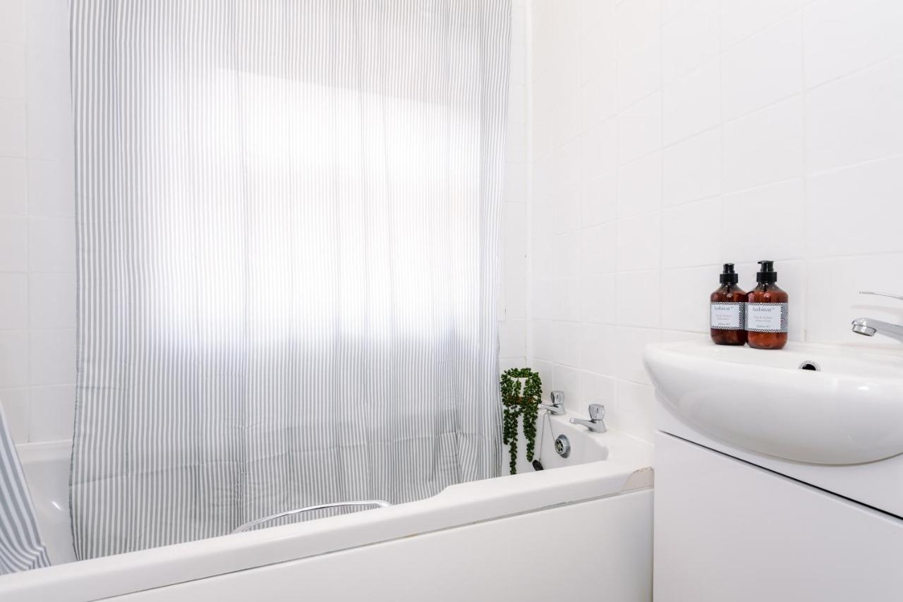 Harley House - Spacious Home With Free Netflix & Parking By Rocketbnb โคเวนทรี ภายนอก รูปภาพ